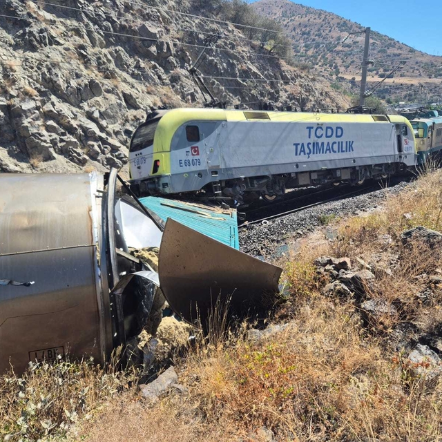 Malatya'da iki yük treni çarpıştı: 1 yaralı