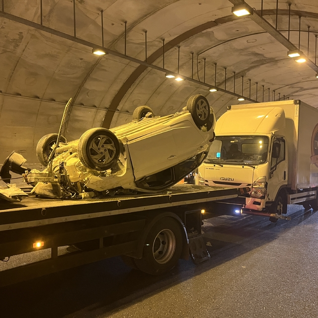 Tünelde kamyonetle çarpışan otomobil takla attı; sürücü yaralandı
