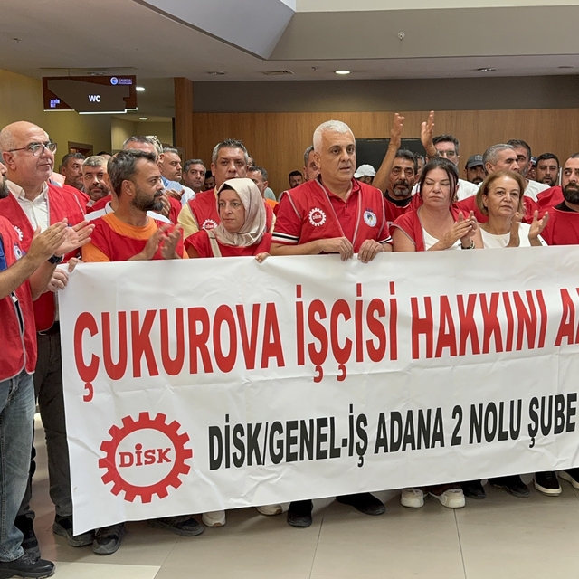 Çukurova Belediyesinde bir grup işçi eylem yaptı