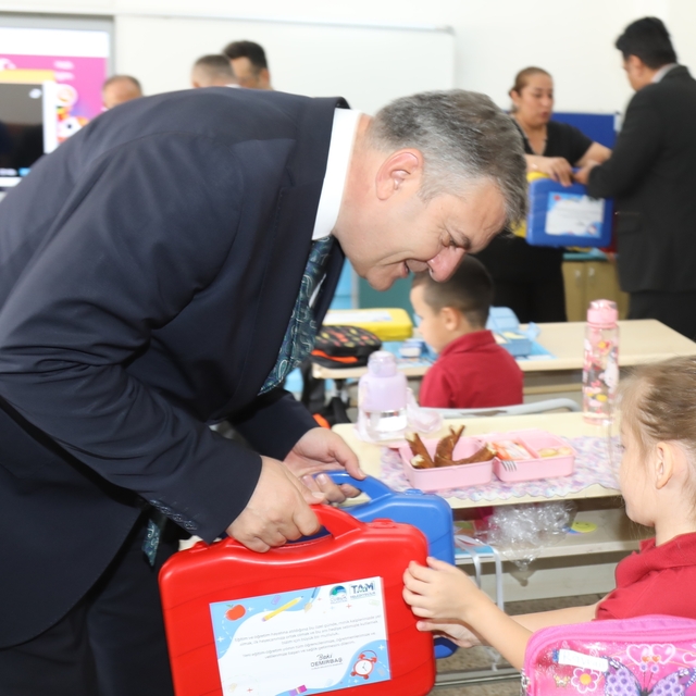 Çubuk Belediyesinden öğrencilere kırtasiye desteği