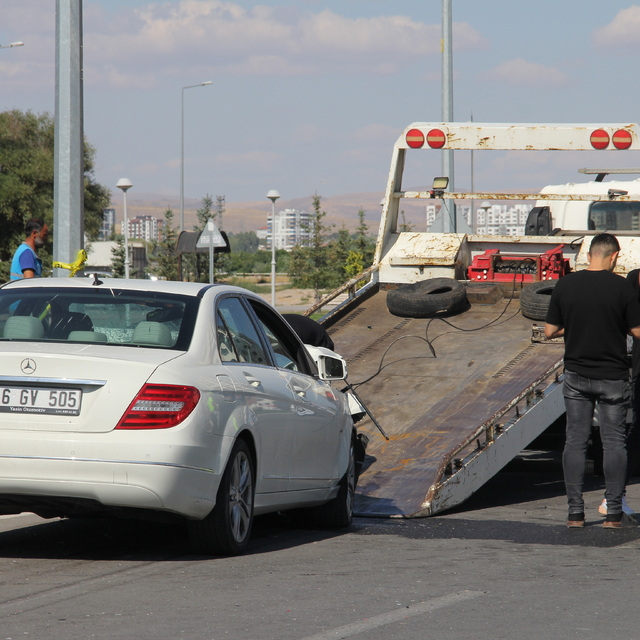 Kayseri'de iki otomobilin çarpıştığı kazada 2 kişi öldü, 3 kişi yaralandı