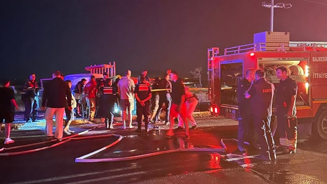 Balıkesir'de otomobille kamyonetin çarpıştığı kazada 1 kişi öldü, 2 kişi ağır yaralandı