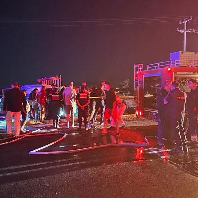 Balıkesir'de otomobille kamyonetin çarpıştığı kazada 1 kişi öldü, 2 kişi ağ...