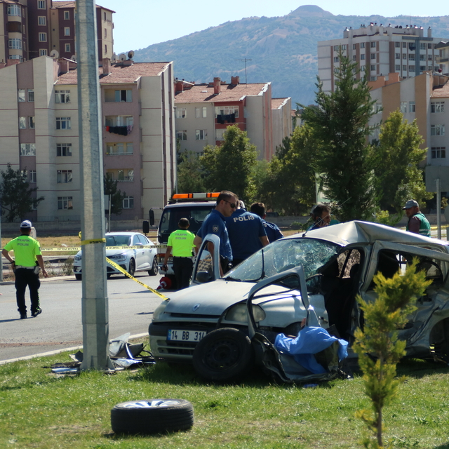 Kayseri'de iki otomobil çarpıştı: 2 ölü, 3 yaralı