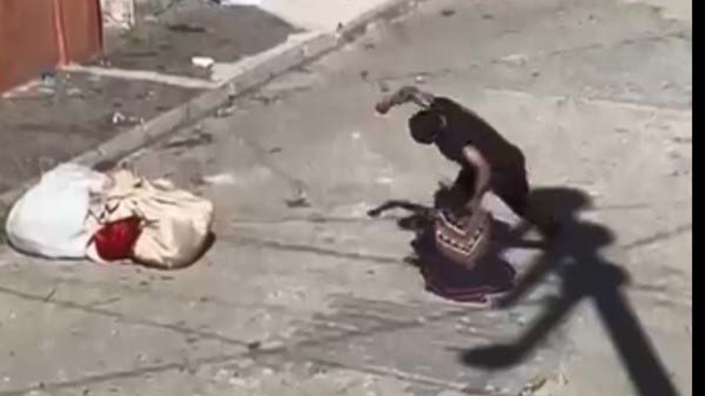 Sokakta tartıştığı eşini darbetti; gözaltına alındı