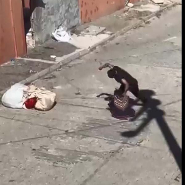 Sokakta tartıştığı eşini darbetti; gözaltına alındı