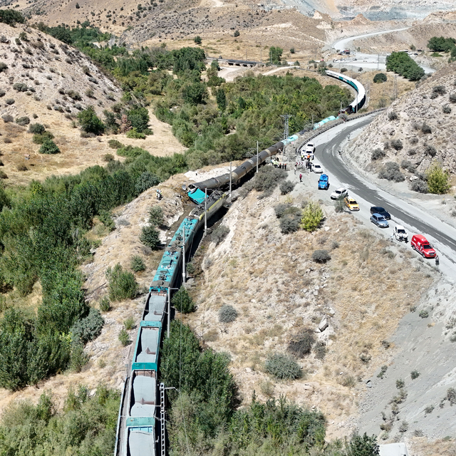 Malatya'da iki yük treninin çarpıştığı kazada makinist yaralandı