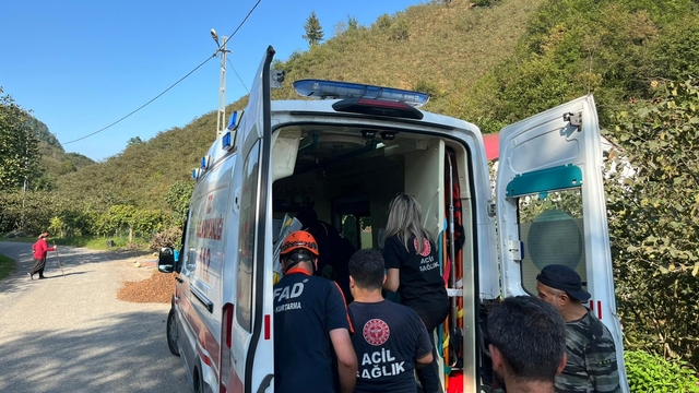 Giresun'da yamaç arazide fenalaşan kadın AFAD ekiplerince kurtarıldı