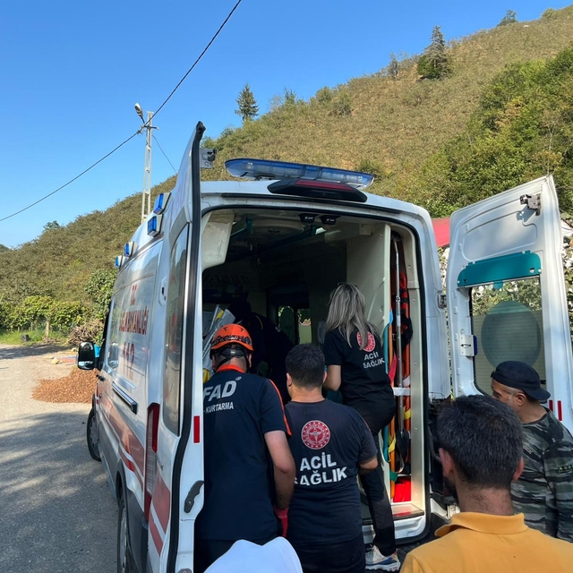 Giresun'da yamaç arazide fenalaşan kadın AFAD ekiplerince kurtarıldı