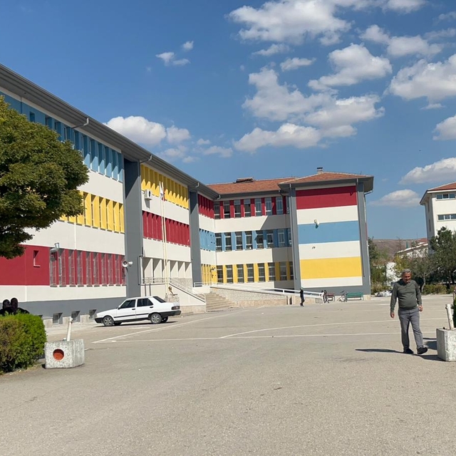 Aksaray'da okul müdürü okulun bahçesinde darbedildi