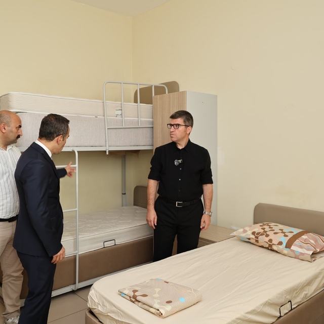 Amasya Valisi Bakan öğrenci yurdunda incelemelerde bulundu