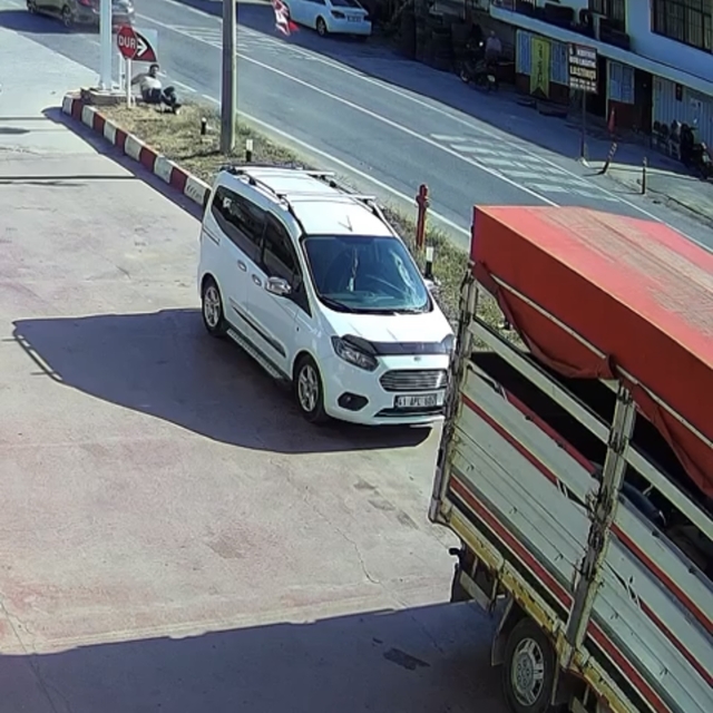 Otomobilin, yayaya çarptığı kaza kamerada