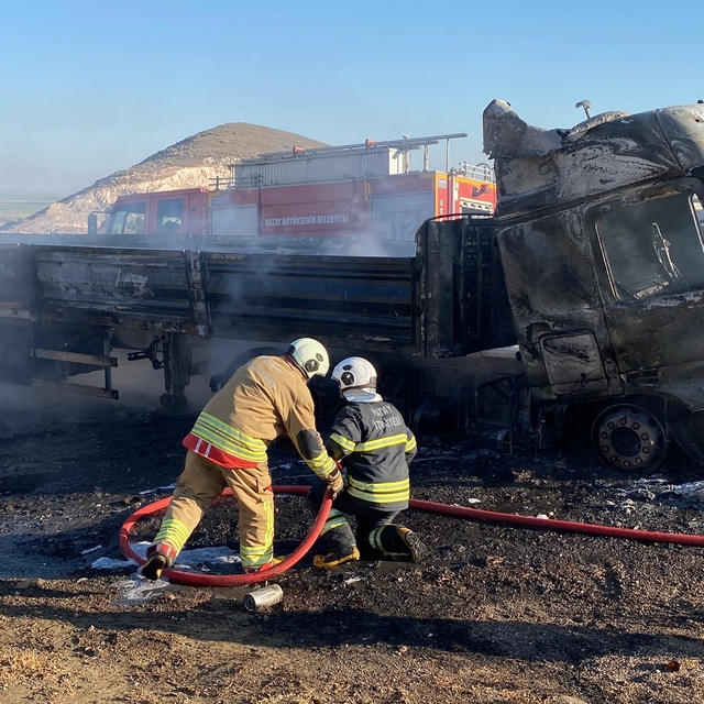 Hatay'da seyir halindeki tırda çıkan yangın söndürüldü