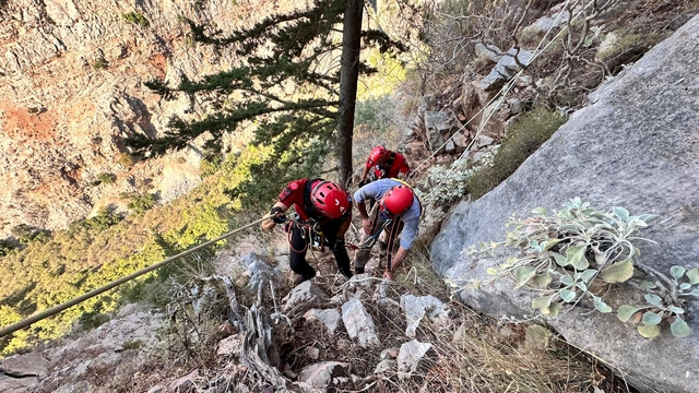 Fethiye'de kayalıklarda mahsur kalan Alman turist kurtarıldı