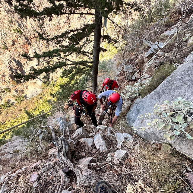 Fethiye'de kayalıklarda mahsur kalan Alman turist kurtarıldı