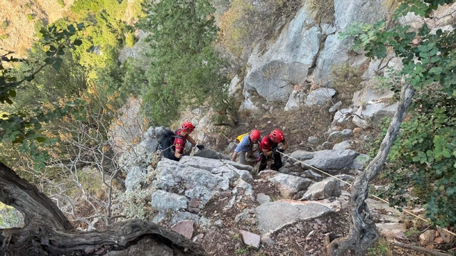 Muğla'da kayalıklarda mahsur kalan Alman vatandaşını JAK ekibi kurtardı
