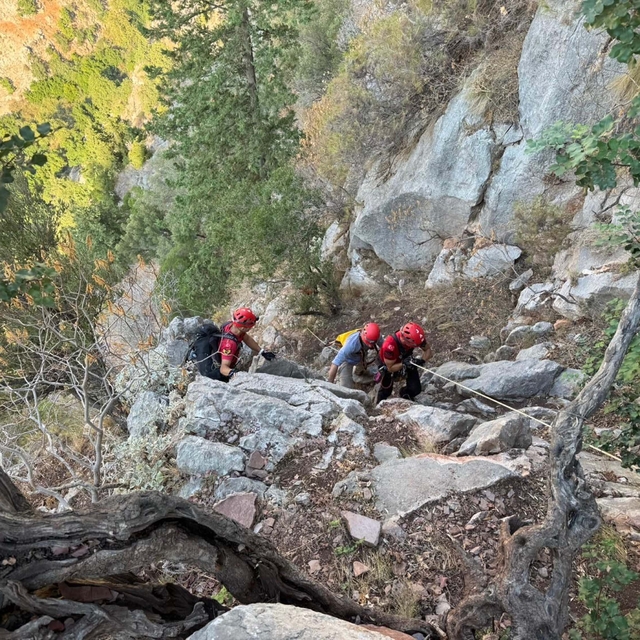 Muğla'da kayalıklarda mahsur kalan Alman vatandaşını JAK ekibi kurtardı