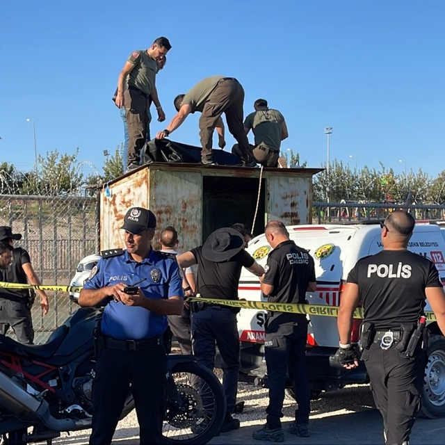 Şanlıurfa'da sulama kanalına düşen kişiyi kurtarmak için 2 kişi suya atladı...