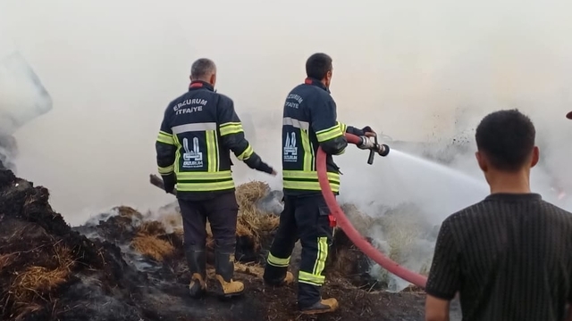 Erzurum'da kırsal mahallede çıkan yangında 3 ev kullanılamaz hale geldi