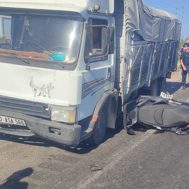 Kırmızı ışıkta bekleyen motosiklete kamyon çarptı: Baba öldü, oğlu  yaralı