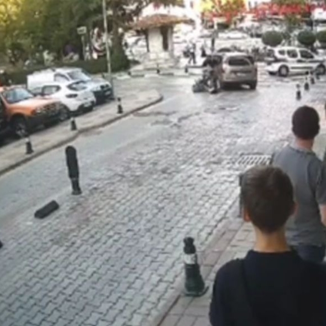 Motosikletin önce çocuğa, ardından hafif ticari araca çarptığı kaza kamerad...
