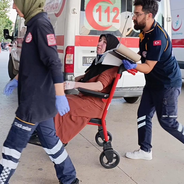 Bursa'da işçi servisi ile minibüs çarpıştı: 4 yaralı
