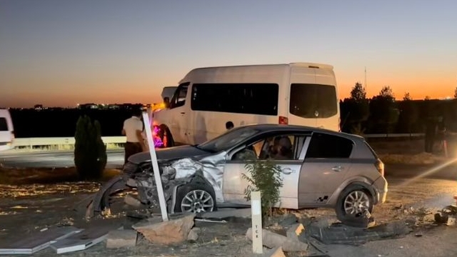 Adıyaman'da minibüs ile otomobilin çarpıştığı kazada 10 kişi yaralandı