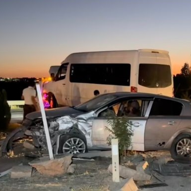 Adıyaman'da minibüs ile otomobilin çarpıştığı kazada 10 kişi yaralandı