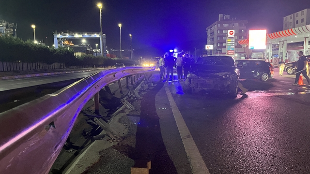 Kocaeli'de iki otomobilin çarpıştığı kazada 4 kişi yaralandı