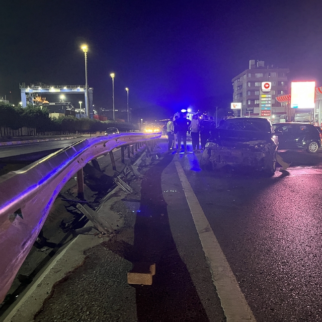 Kocaeli'de iki otomobilin çarpıştığı kazada 4 kişi yaralandı