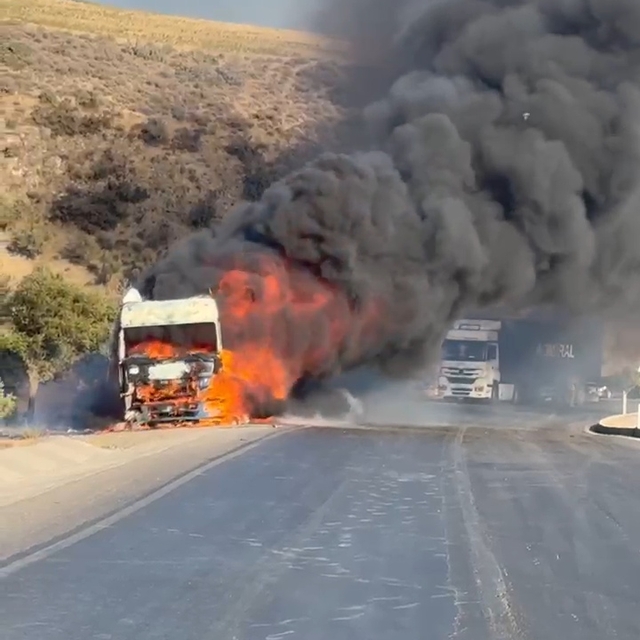 Seyir halindeyken alev alan TIR, kullanılmaz hale geldi