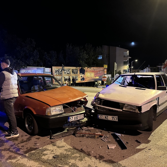 Sinop'ta 2 otomobilin çarpıştığı kazada 2 kişi yaralandı