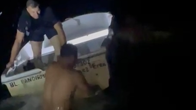 Bursa'da alabora olan teknedeki 3 kişiyi polis kurtardı