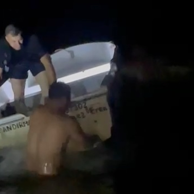 Bursa'da alabora olan teknedeki 3 kişiyi polis kurtardı