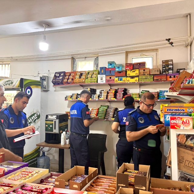 Erdemli'de zabıta ekipleri okul kantinleri ve kırtasiyeleri denetledi