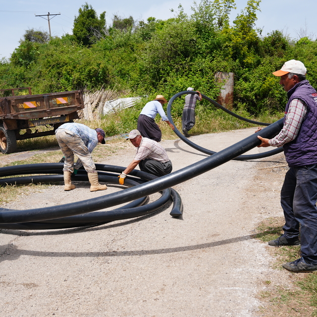 Erdemli Belediyesi çiftçilere sulama borusu desteğinde bulundu