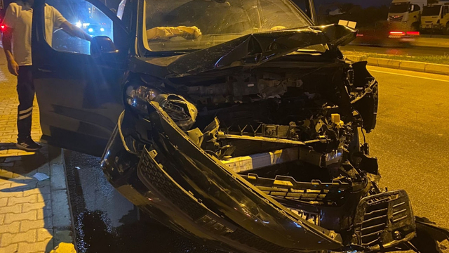 Antalya'da üç aracın çarpıştığı kazada 5 kişi yaralandı