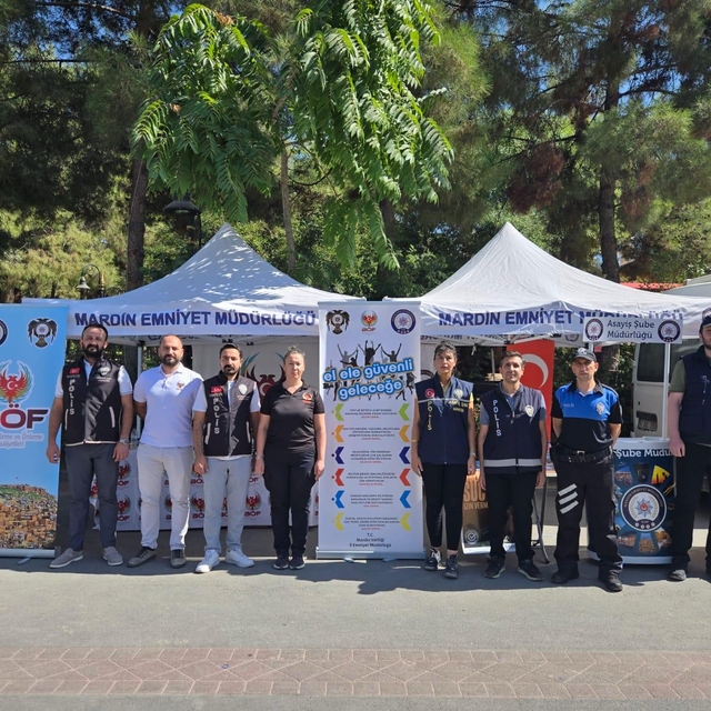 Mardin'de polis gençler için bilgilendirme standı açtı
