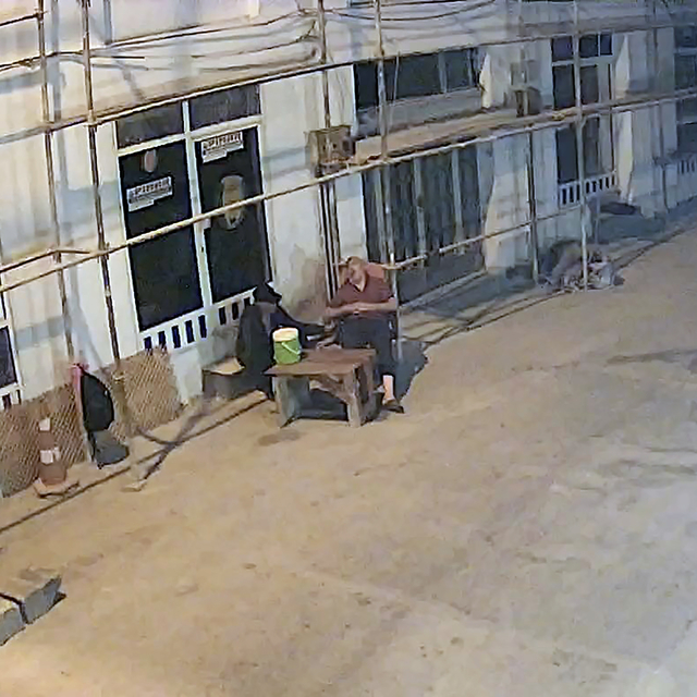 Sandalyede uyuyakalan bekçinin cep telefonunu çaldı