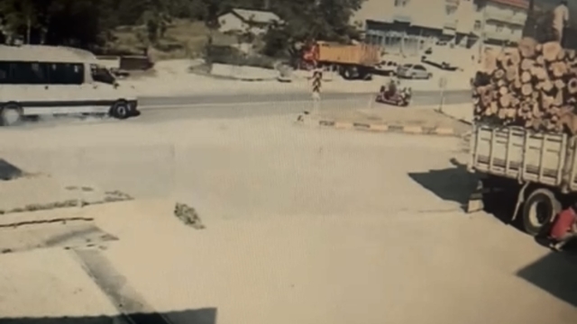 Servis minibüsünün elektrikli bisiklete çarptığı kaza kamerada