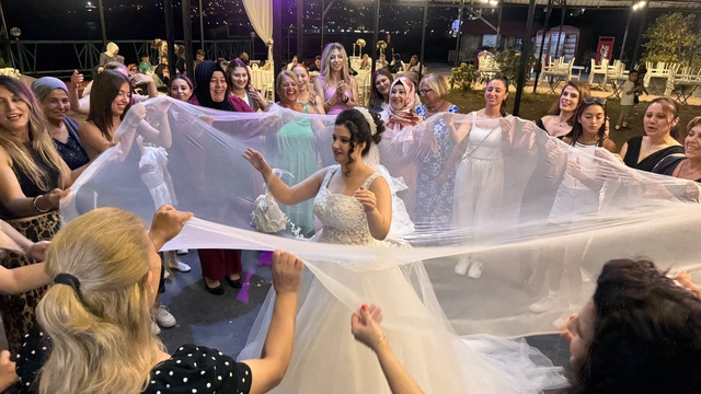 Zonguldak'ta özel gereksinimli bireyin gelinlik giyme hayali gerçek oldu