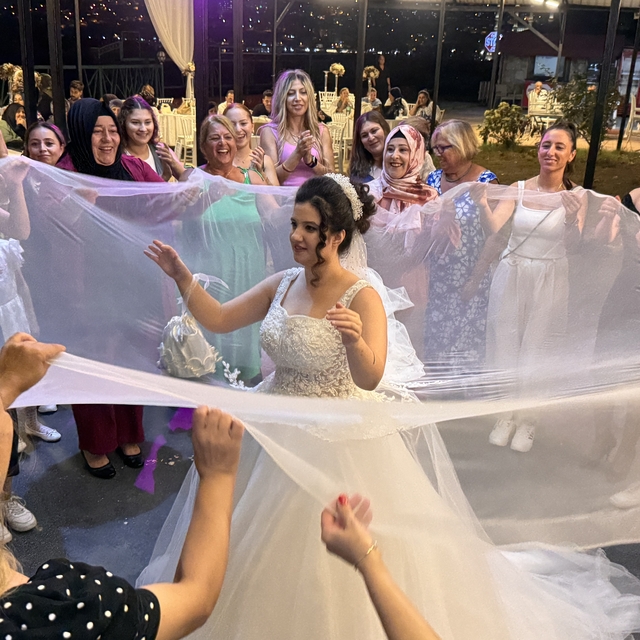 Zonguldak'ta özel gereksinimli bireyin gelinlik giyme hayali gerçek oldu