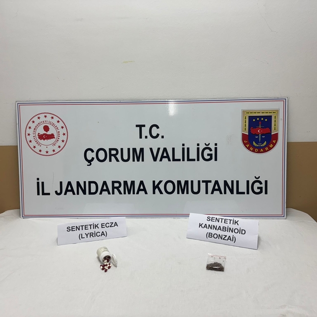 Çorum'da üzerlerinde ve araçlarında uyuşturucu bulunan 2 zanlı gözaltına al...