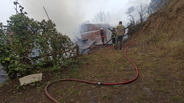 Artvin'de 2 katlı ev yandı