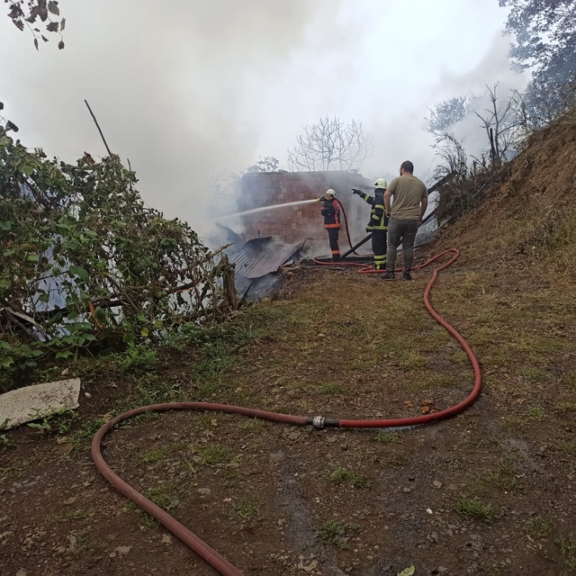 Artvin'de 2 katlı ev yandı