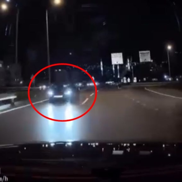 Otomobiliyle ters yönde ilerleyen sürücünün trafiği tehlikeye attığı anlar...