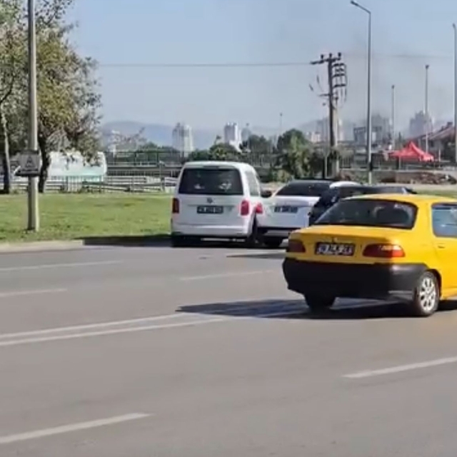 Sapağı kaçıran sürücü, geri manevra yapınca otomobiliyle arkadaki araca çar...