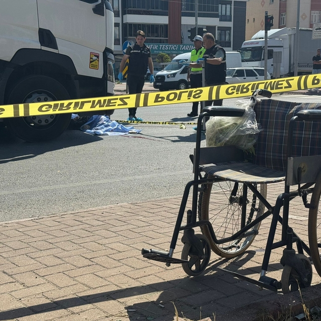 Tekerlekli sandalyedeki kızını yolun karşısına geçirmek isterken TIR çarptı