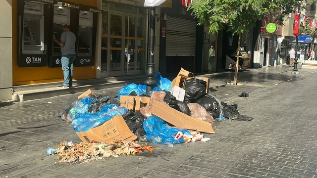 İzmir Karşıyaka'da grev kararı sonrası sokaklarda çöp yığınları oluştu