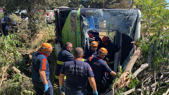 Antalya'da devrilen halk otobüsünün sürücüsü hayatını kaybetti
